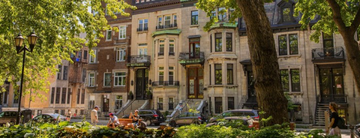 Residential street in Montreal’s Plateau neighbourhood, representing the lifestyle and community aspects for potential property buyers. Rue résidentielle dans le quartier du Plateau à Montréal, représentant le style de vie et la communauté pour les acheteurs potentiels.