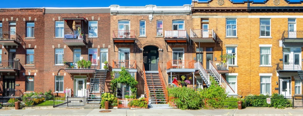 Duplex et triplex typiques du Plateau Mont-Royal avec escaliers extérieurs - Typical Montreal duplex and triplex buildings in Plateau Mont-Royal neighborhood