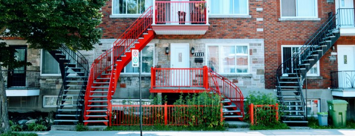 Typical Montreal duplex home exterior representing properties for sale in the 2026 market | Façade typique d’une maison duplex à Montréal illustrant les propriétés mises en vente sur le marché immobilier en 2026