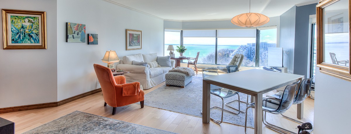 Bright open concept living and dining area with large windows. Aire ouverte lumineuse avec salon et salle à manger.