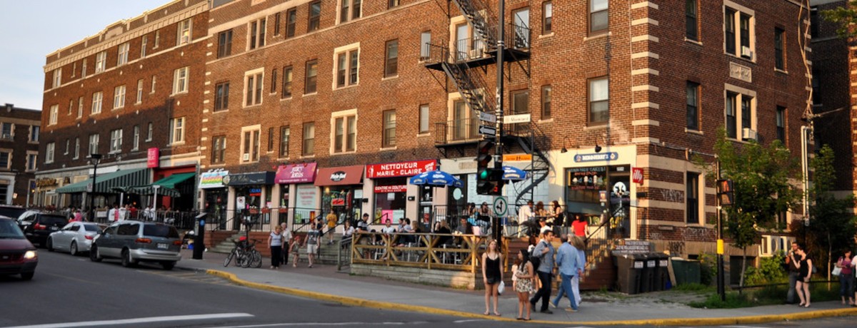 Busy street scene in Monkland Village in NDG Montreal with cafés restaurants and local shops | Scène de rue animée dans le Village Monkland à NDG Montréal avec cafés restaurants et commerces locaux