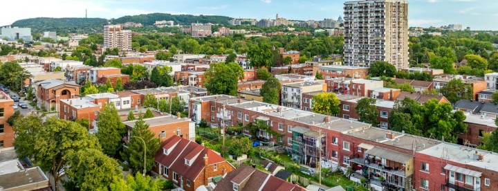 Typical duplex and triplex properties on a residential street in Montreal showing investment real estate opportunities | Duplex et triplex typiques sur une rue résidentielle de Montréal illustrant les opportunités d’investissement immobilier