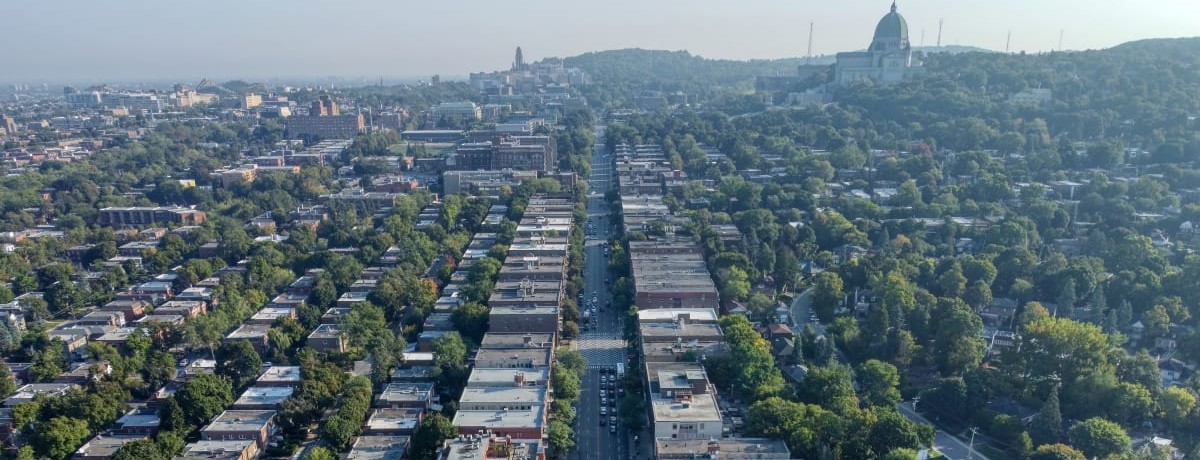 Residential neighbourhood in Montreal featuring a mix of homes and condominiums for first-time buyers. Quartier résidentiel de Montréal présentant un mélange de maisons et de copropriétés pour les premiers acheteurs.