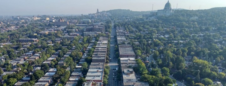 Residential neighbourhood in Montreal featuring a mix of homes and condominiums for first-time buyers. Quartier résidentiel de Montréal présentant un mélange de maisons et de copropriétés pour les premiers acheteurs.