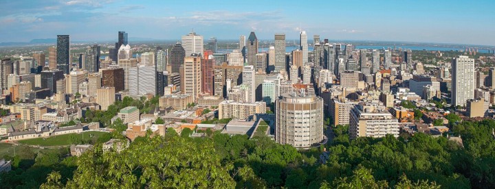 Panoramic view of the Montreal skyline and surrounding residential neighbourhoods illustrating the city's diverse real estate market. Vue panoramique du centre-ville de Montréal et des quartiers résidentiels environnants illustrant la diversité du marché immobilier montréalais.