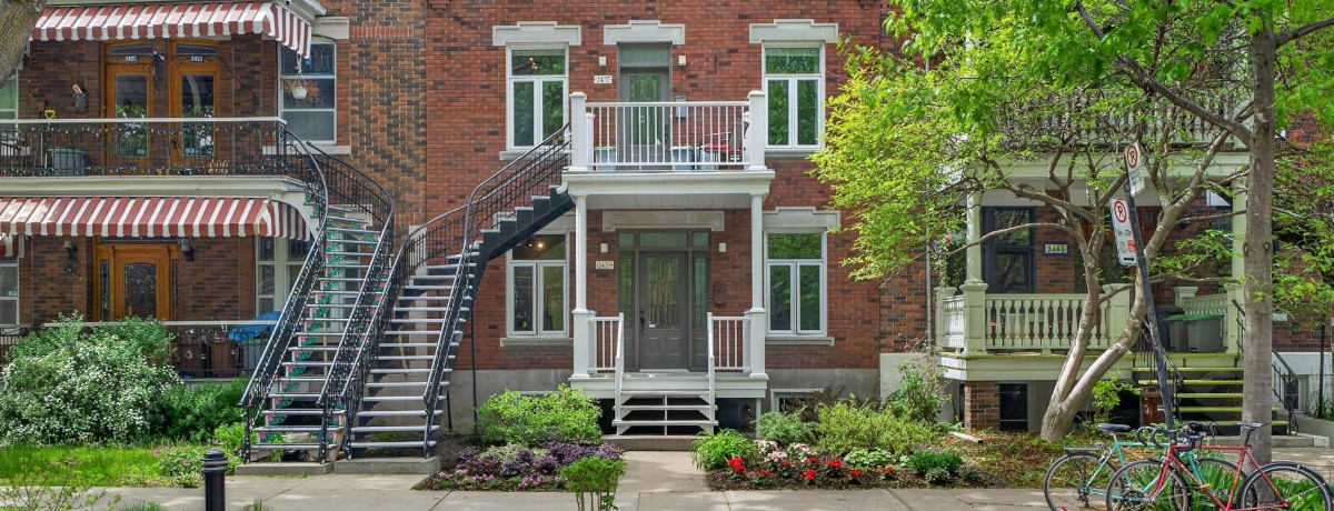 Montreal duplex in a residential neighbourhood and real estate investment property. Duplex à Montréal dans un quartier résidentiel et propriété d'investissement immobilier