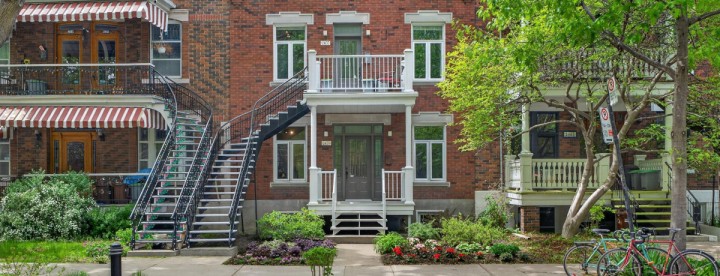 Montreal duplex in a residential neighbourhood and real estate investment property. Duplex à Montréal dans un quartier résidentiel et propriété d'investissement immobilier