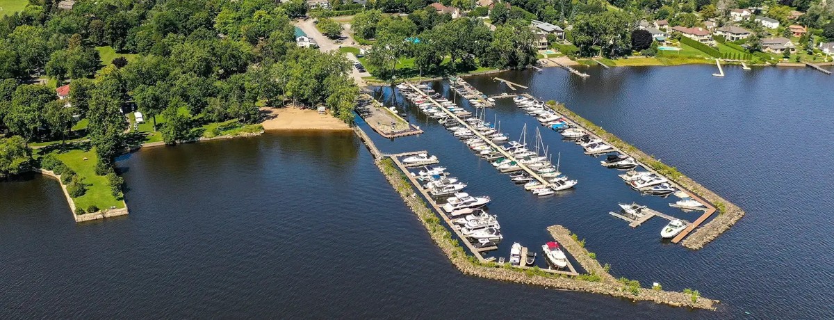Aerial view of Beaconsfield Quebec residential neighbourhoods and Lake Saint-Louis. Vue aérienne des quartiers résidentiels de Beaconsfield au Québec et du lac Saint-Louis.