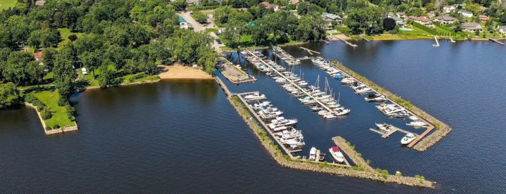 Aerial view of Beaconsfield Quebec residential neighbourhoods and Lake Saint-Louis. Vue aérienne des quartiers résidentiels de Beaconsfield au Québec et du lac Saint-Louis.