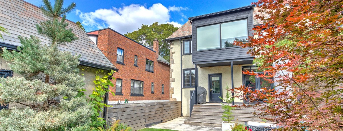 Montreal home prepared for sale in a residential neighbourhood. Maison montréalaise préparée pour la vente dans un quartier résidentiel.
