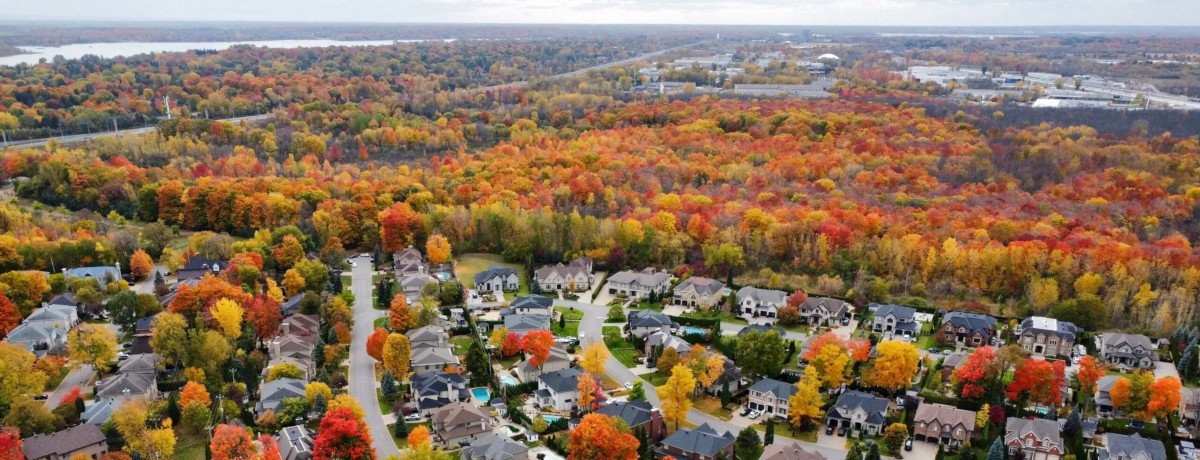Residential house in Montreal Quebec representing a property being prepared for sale. Maison résidentielle à Montréal au Québec représentant une propriété préparée pour la vente.