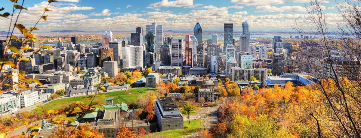 Montreal skyline and residential neighbourhoods in autumn during the September 2026 real estate market. Skyline de Montréal et quartiers résidentiels en automne pendant le marché immobilier de septembre 2026.